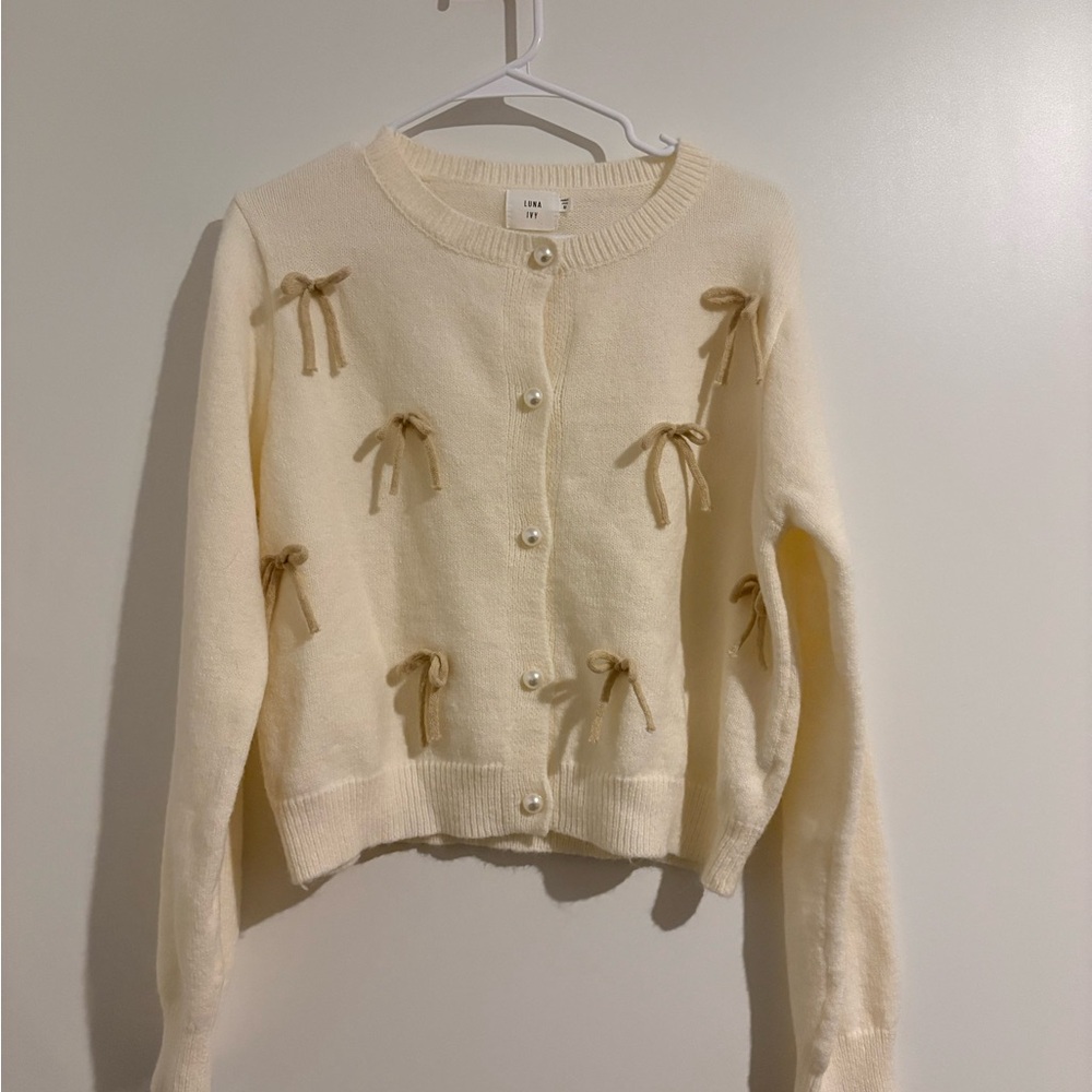 Chic Cream Cardigan with Bow Details